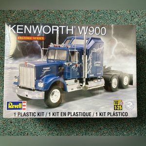 Kenworth W900 Historic Series Plastic Model Kit 1:25  New In Sealed Box